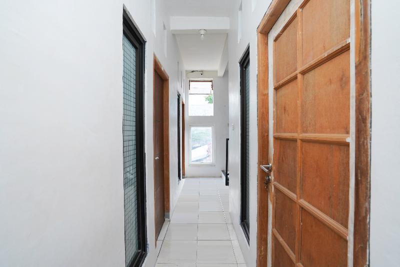 Hostel Spot On 2479 Berkah Residence Syariah