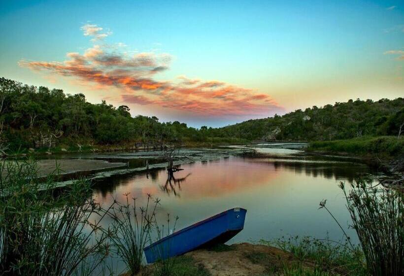 ホテル Burlington Bush Cottages By The Oyster Collection