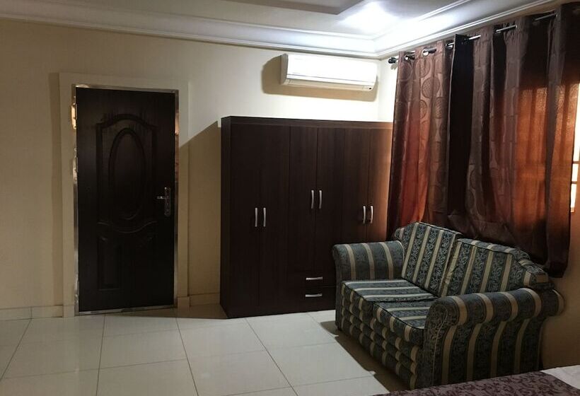 هتل Chrisma Courts