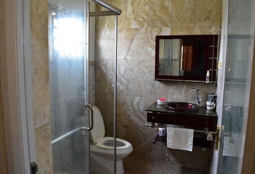 هتل Chrisma Courts