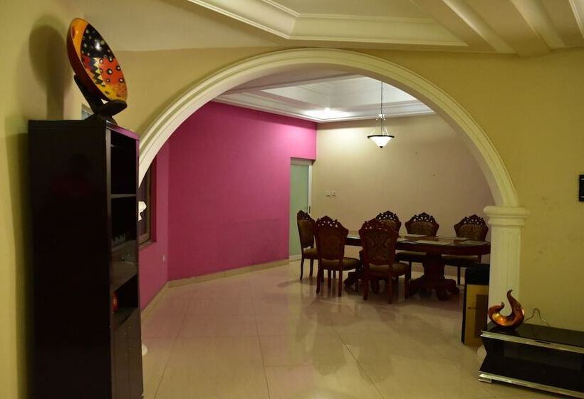 هتل Chrisma Courts