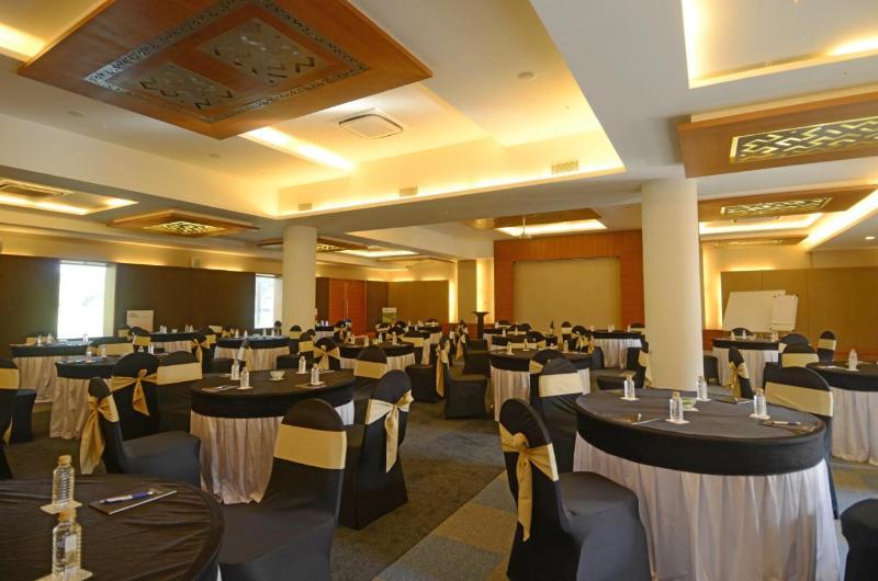 Отель Kensville Golf And Country Club