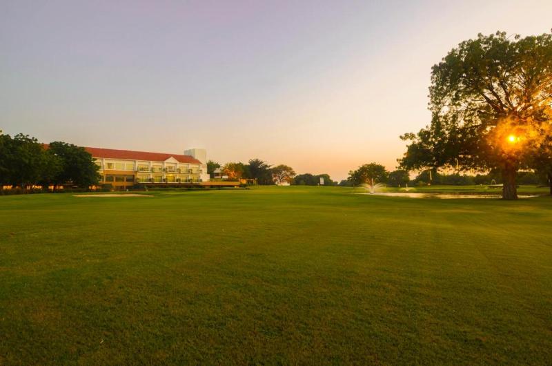 Отель Kensville Golf And Country Club