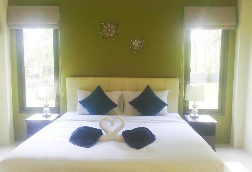 בית מלון כפרי Phuket Sirinapha Resort