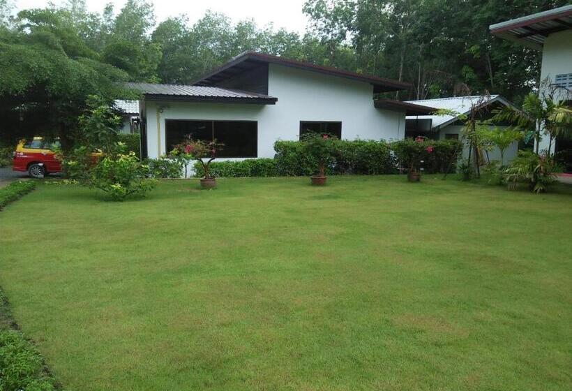 בית מלון כפרי Phuket Sirinapha Resort