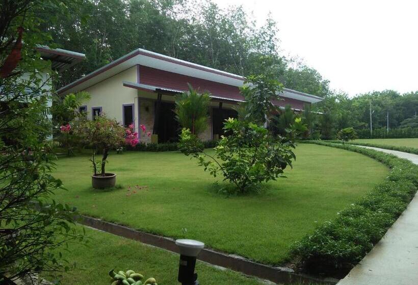 בית מלון כפרי Phuket Sirinapha Resort