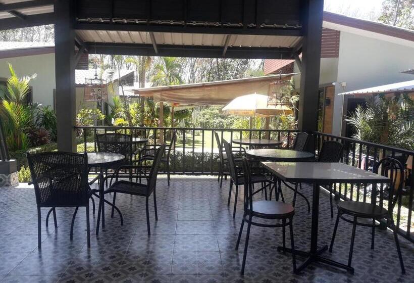 בית מלון כפרי Phuket Sirinapha Resort