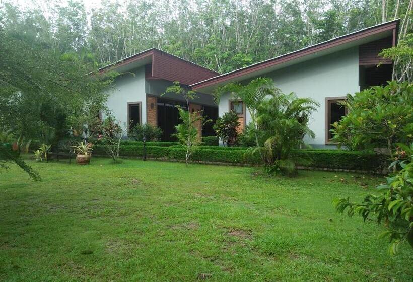 בית מלון כפרי Phuket Sirinapha Resort