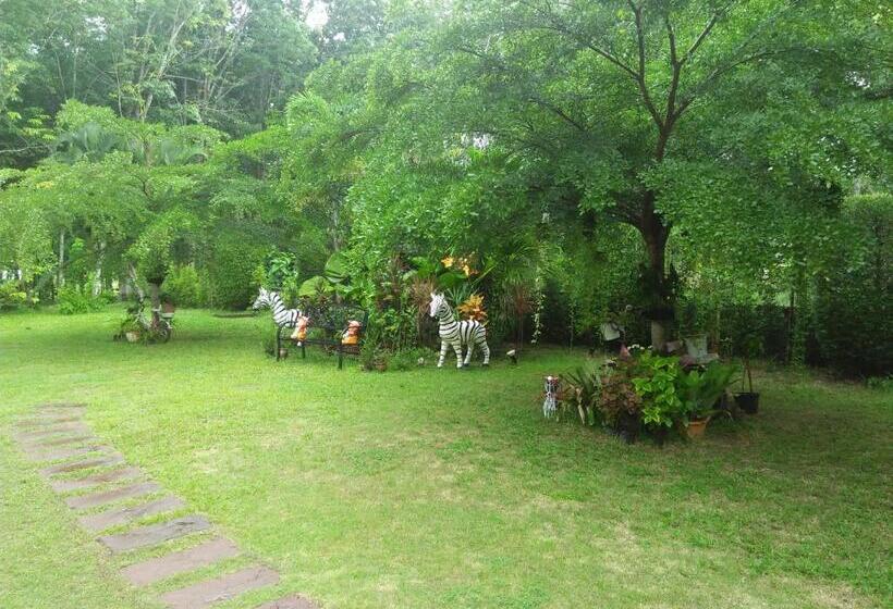 בית מלון כפרי Phuket Sirinapha Resort