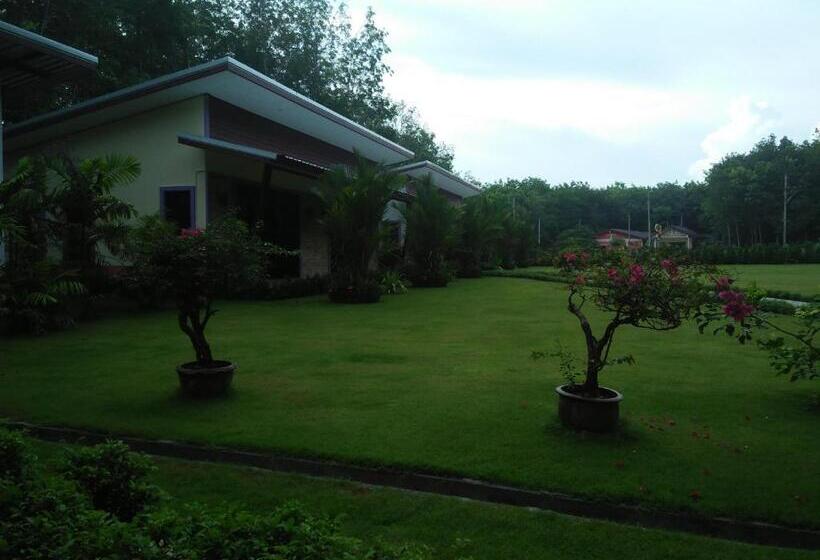 בית מלון כפרי Phuket Sirinapha Resort