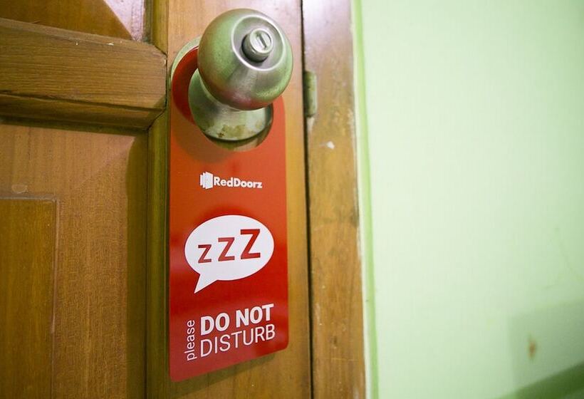 فندق Reddoorz Plus @ Jalan Raya Pasir Putih