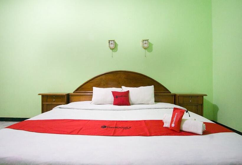 فندق Reddoorz Plus @ Jalan Raya Pasir Putih