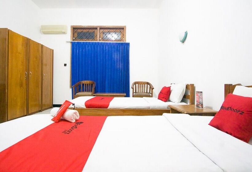 فندق Reddoorz Plus @ Jalan Raya Pasir Putih