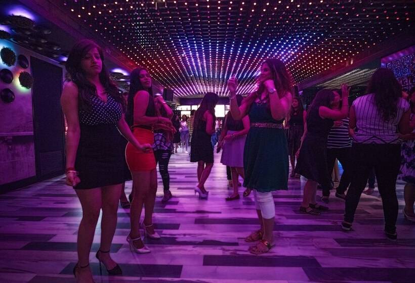 בית מלון כפרי Seven Eleven Club