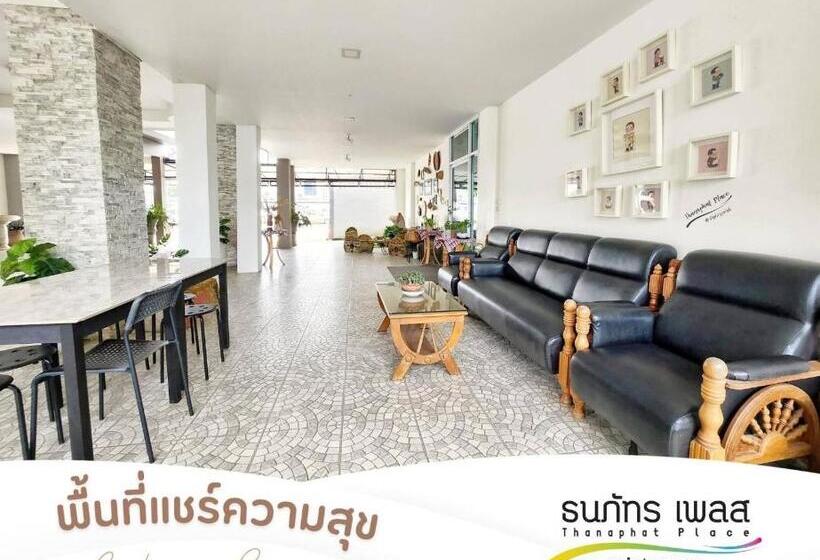 호텔 Thanaphat Place