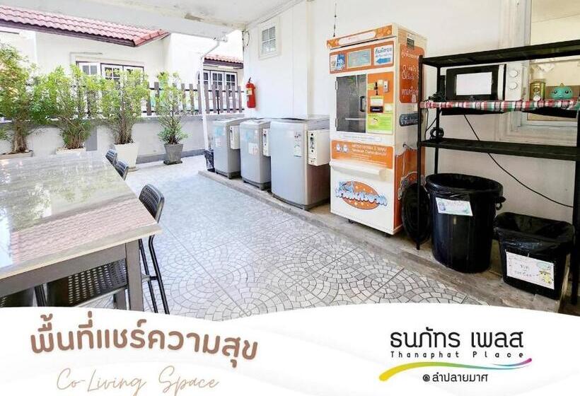 호텔 Thanaphat Place