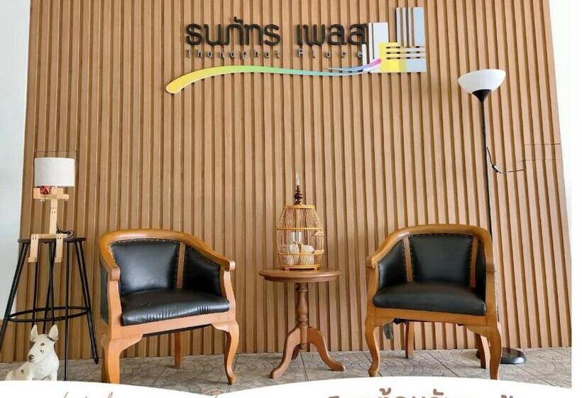 호텔 Thanaphat Place