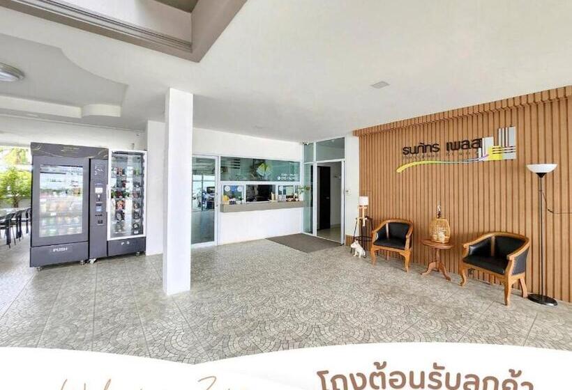 호텔 Thanaphat Place