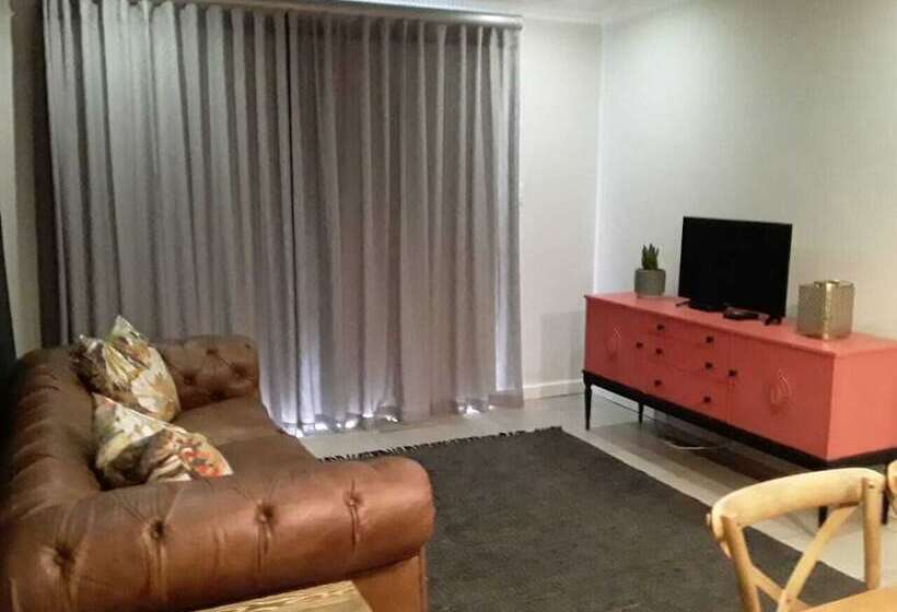 פנסיון Dellville Country House