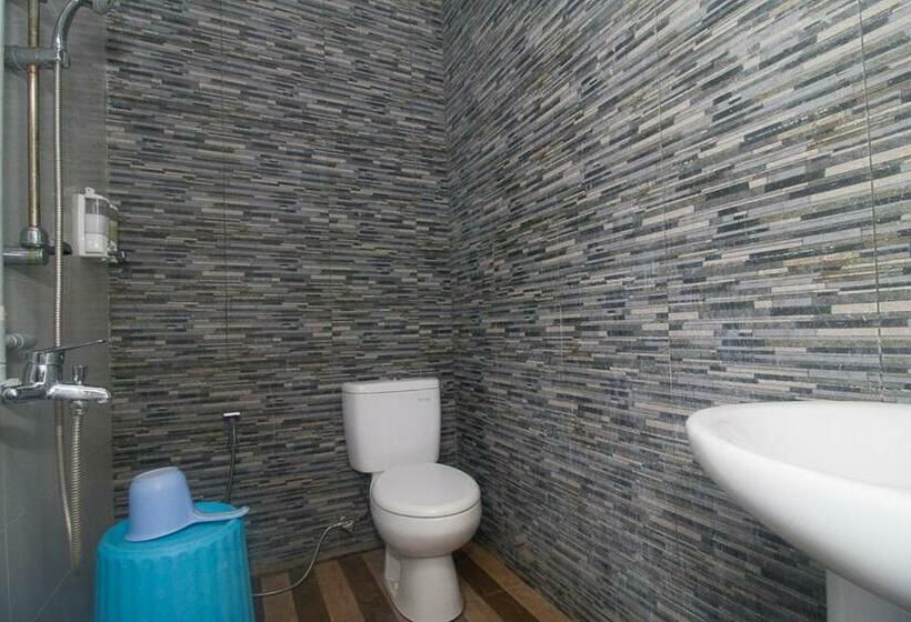 ペンション Reddoorz Plus Syariah Near Alun Alun Sampang