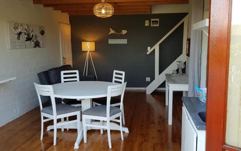 펜션 West Coast Seaside Getaway