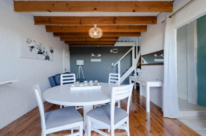 펜션 West Coast Seaside Getaway