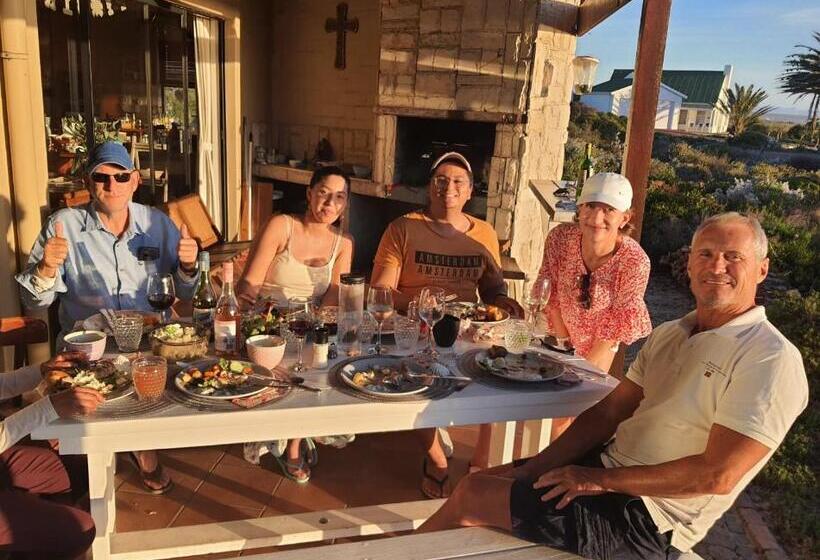 펜션 West Coast Seaside Getaway