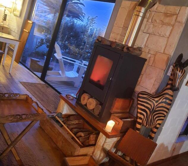 펜션 West Coast Seaside Getaway