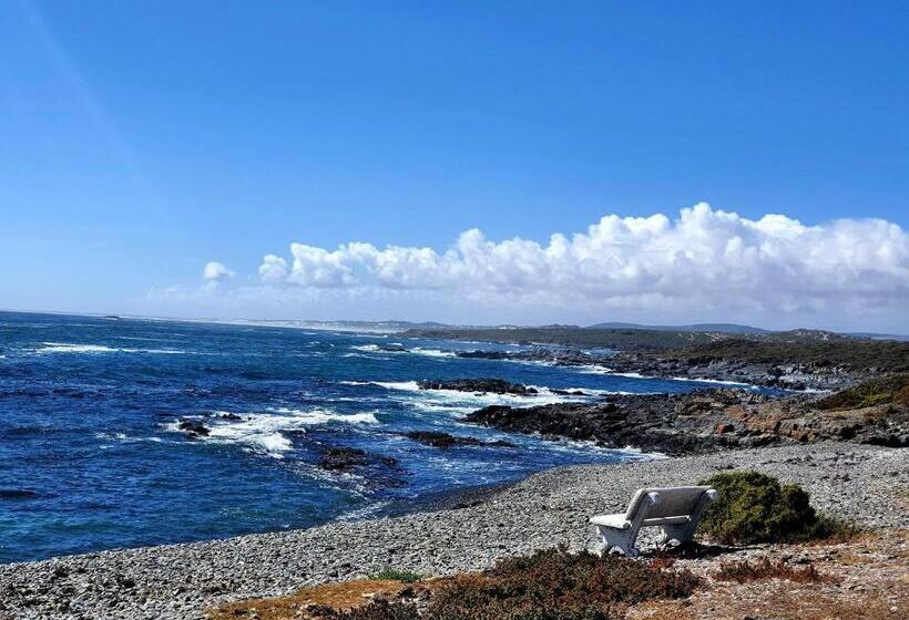 펜션 West Coast Seaside Getaway