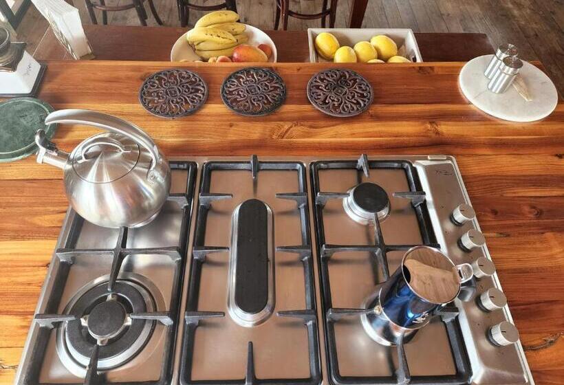 펜션 West Coast Seaside Getaway