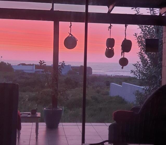 펜션 West Coast Seaside Getaway