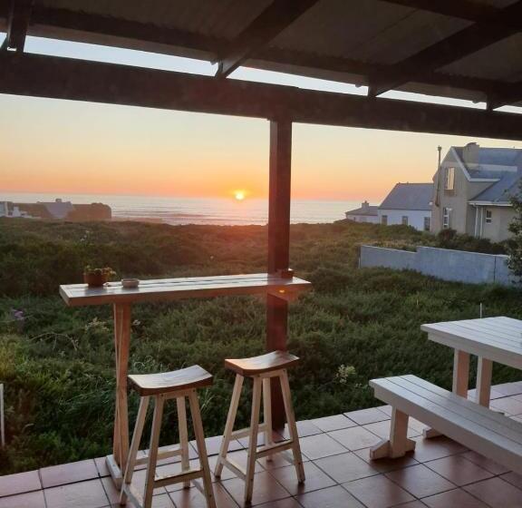 펜션 West Coast Seaside Getaway