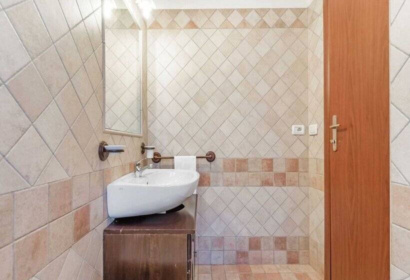 Vibrant Cottage Near Lake In Bomba