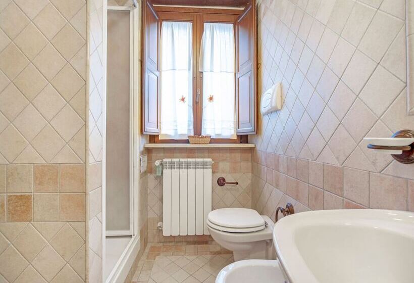 Vibrant Cottage Near Lake In Bomba