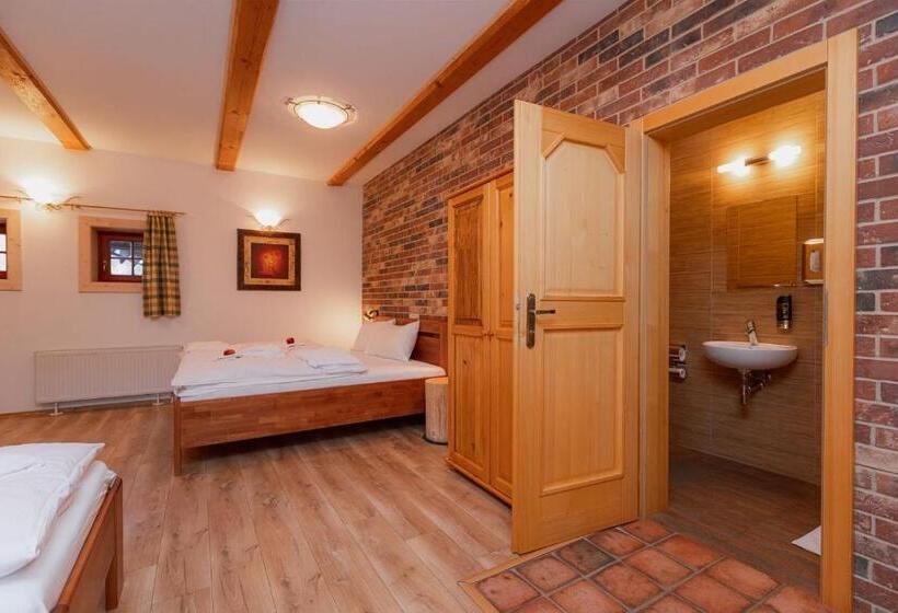 Bed and Breakfast Wellness Rezort Jánošíkov Dvor