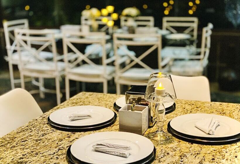 Отель And Suites Mansion San Antonio