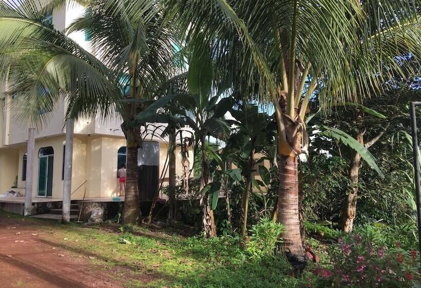 هتل Blue Shark Galapagos