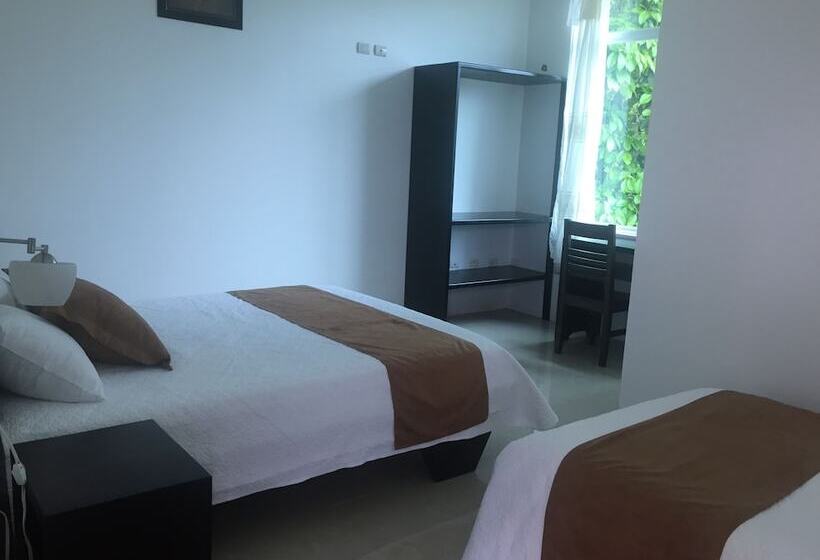 هتل Blue Shark Galapagos