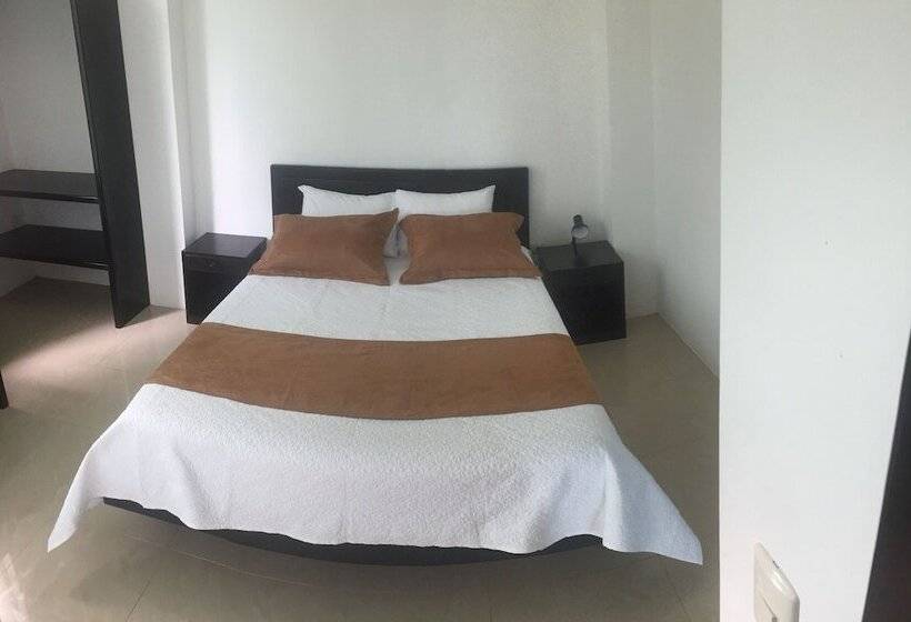 هتل Blue Shark Galapagos