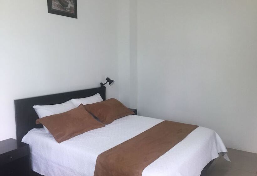 هتل Blue Shark Galapagos