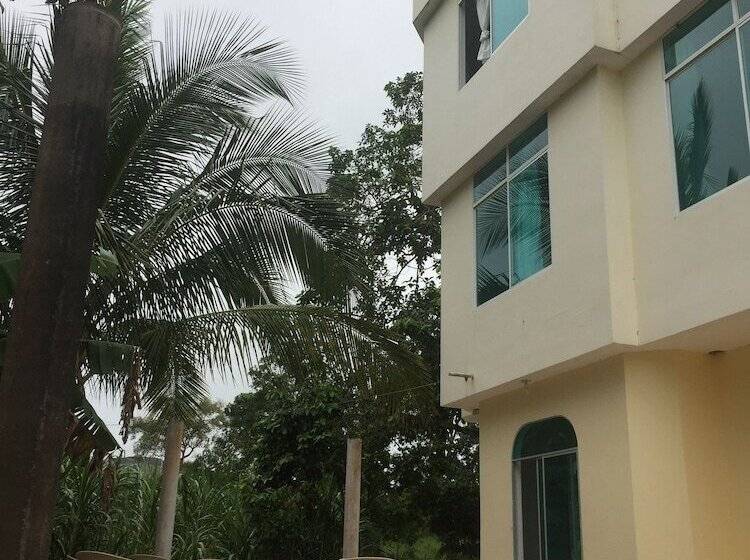 هتل Blue Shark Galapagos