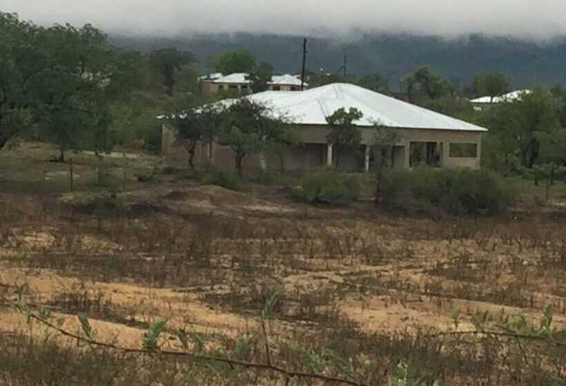 בית מלון כפרי Hlakula Lake Resort