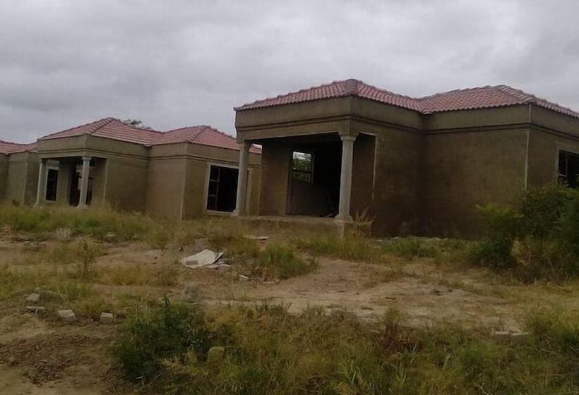 בית מלון כפרי Hlakula Lake Resort