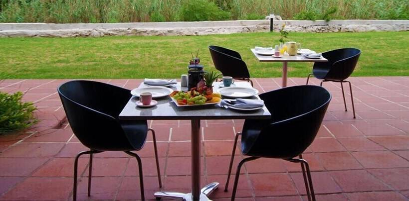 בית מלון כפרי Island