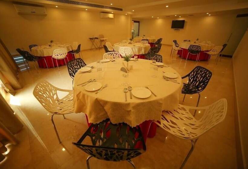 Отель Lahari Resorts