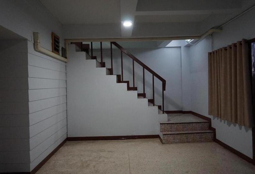 فندق Parichart Place