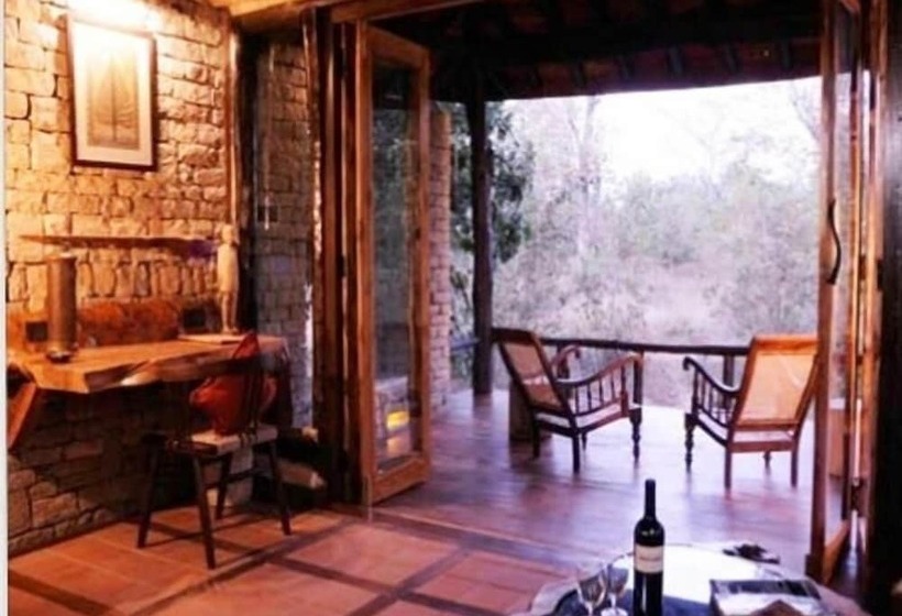 בית מלון כפרי Pugdundee Safaris  Kanha Earth Lodge