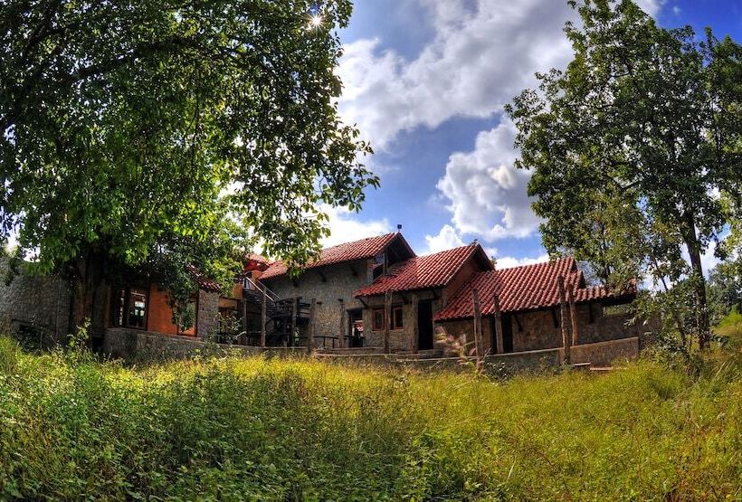 בית מלון כפרי Pugdundee Safaris  Kanha Earth Lodge