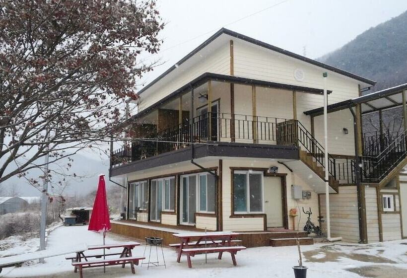 Kkeomeokdari Pension