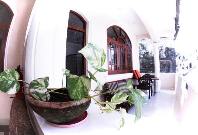 بنسيون Angel Inn Guest House